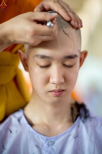 ภาพ No.228567:วันเสาร์ที่ 7 มิถุนายน พ.ศ. 2568 พิธีปลงผมโครงการอุปสมบทหมู่ธรรมทายาท ระดับอุดมศึกษา รุ่นที่ 52 ภาคฤดูฝน ณ วิหารคด 9 วัดพระธรรมกาย