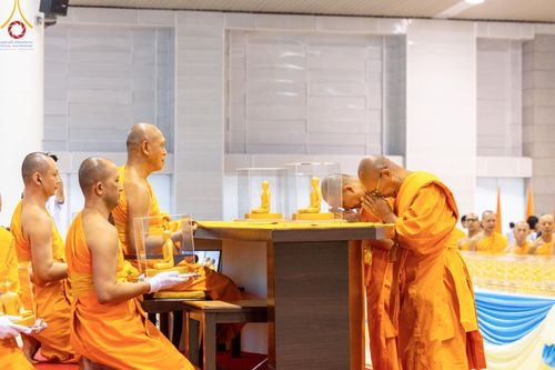 ภาพ No.159527:สัมมนาพิเศษและพิธีมอบองค์พระธรรมกาย 2,000 องค์ ณ ห้องแก้วสารพัดนึก 1 วัดพระธรรมกาย วันอาทิตย์ต้นเดือนที่ 6 ตุลาคม พ.ศ. 2567