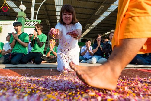 ภาพ No.107911:พิธีต้อนรับพระธรรมยาตรา ในโครงการธรรมยาตรากตัญญูบูชา มหาปูชนียาจารย์ พระมงคลเทพมุนี(สด จนฺทสโร) พระผู้ปราบมาร อนุสรณ์สถาน 7 แห่ง ปีที่ 12 วันที่ 7 มกราคม พ.ศ. 2567 ณ อนุสรณ์สถานคลองบางนางแท่น  อ.สามพราน จ.นครปฐม