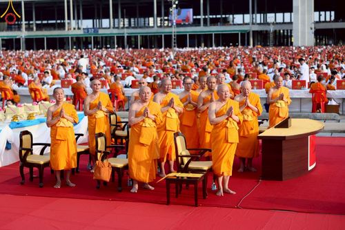 ภาพ No.221610:วันอังคารที่ 22 เมษายน พ.ศ. 2568 ภาพพิธีถวายมหาสังฆทานคณะสงฆ์ 40,000 กว่าวัดทั่วประเทศ เนื่องในวันคุ้มครองโลก ชุดที่ 2 (ปลื้มให้สมการรอคอย) ณ ลานธรรมพระมหาธรรมกายเจดีย์ วัดพระธรรมกาย