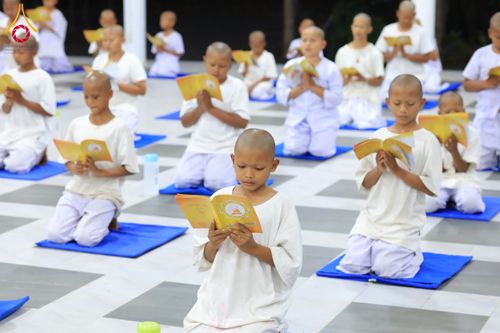 ภาพ No.319955:วันที่ 1 เมษายน พ.ศ.2569 นาคน้อยว่าที่สามเณรธรมทายาท จำนวน 98 คน  ร่วมกันสวดมนต์ทำวัตรเย็นและนั่งสมาธิ ณ ศูนย์ปฏิบัติธรรมบุรีรัมย์ จ.บุรีรัมย์