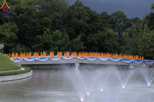 ภาพ No.89191:พิธีอัญเชิญรูปหล่อทองคำ  คุณยายอาจารย์มหารัตนอุบาสิกาจันทร์ ขนนกยูง เพื่อประดิษฐาน ณ มหาวิหารคุณยายอาจารย์ฯ เนื่องในวันครูผู้ค้นพบวิชชาธรรมกาย วันศุกร์ที่ 29 กันยายน พ.ศ. 2566