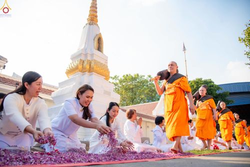 ภาพ No.295231:วันที่ 16 มกราคม พ.ศ. 2569 พิธีต้อนรับพระธรรมยาตรา อนุสรณ์สถานลำดับที่ 4 (ภาพชุดที่ 2) สถานที่เกิดด้วยกายธรรม ณ วัดโบสถ์บน ต.บางคูเวียง จ.นนทบุรี ในโครงการธรรมยาตรา กตัญญูบูชา มหาปูชนียาจารย์ พระมงคลเทพมุนี(สด จนฺทสโร) พระผู้ปราบมาร อนุสรณ์สถาน 7 แห่ง ปี