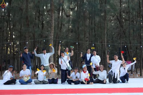 ภาพ No.300500:ภาพเบื้องหลังอาสาสมัครรวมใจ ชุดที่ 3 ในโครงการธรรมยาตรา กตัญญูบูชา มหาปูชนียาจารย์ พระมงคลเทพมุนี(สด จนฺทสโร) พระผู้ปราบมาร อนุสรณ์สถาน 7 แห่ง ปีที่ 14