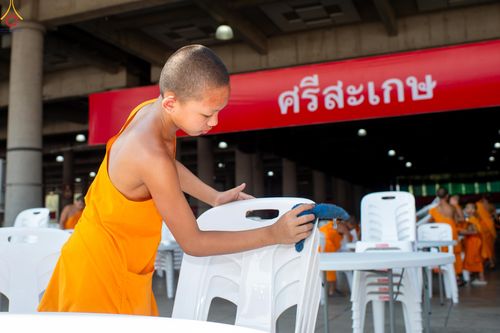 ภาพ No.322290:วันที่ 15 เมษายน พ.ศ.2569 การเตรียมงาน เช็ดโต๊ะ เก้าอี้ ปูผ้าโต๊ะฉัน เพื่องานถวายมหาสังฆทาน 40,000 กว่าวัดทั่วประเทศ วันคุ้มครองโลก 22 เมษายน พ.ศ.2569 วัดพระธรรมกาย