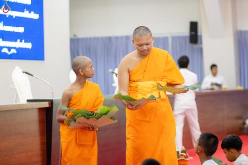 ภาพ No.320053:วันเสาร์ที่ 4 เมษายน 2569 พิธีตัดปอยผม ขอขมาผู้ปกครอง  มอบบาตร-ผ้าไตร และพิธีบรรพชาสามเณร 87 รูป  ณ ศูนย์ปฏิบัติธรรมระยอง(บ้านช่องลม)  ต.บางบุตร อ.บ้านค่าย จ.ระยอง