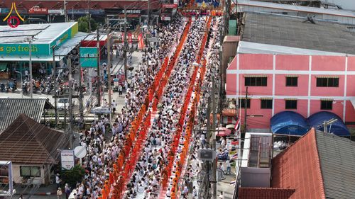 ภาพ No.336896:วันเสาร์ที่ 27 มิถุนายน 2569 พิธีตักบาตรพระ 1,345 รูป  ณ ข่วงสันกำแพง อำเภอสันกำแพง จังหวัดเชียงใหม่