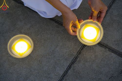 ภาพ No.86461:วันธรรมชัย ปีที่ 55 พิธีทอดผ้าป่ากฐินสมทบครั้งที่1, พิธีเจริญพุทธมนต์ ลูกนิมิตมหาสมบัติฯ พิธีจุดประทีป,พิธีฉลองชัยสวดมนต์บทธัมมจักกัปปวัตนสูตร วันอาทิตย์ที่ 27 สิงหาคม พ.ศ.2566 ณ สภาธรรมกายสากล / มหารัตนวิหารคด วัดพระธรรมกาย