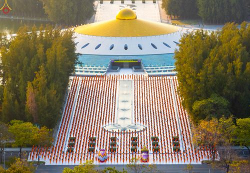 ภาพ No.281632:วันที่ 24 ธันวาคม พ.ศ.2568 พระธรรมยาตรา ปฏิบัติธรรม และถ่ายภาพหมู่ประวัติศาสตร์ ณ ลานหน้ามหาวิหารพระมงคลเทพมุนีฯ วัดพระธรรมกาย