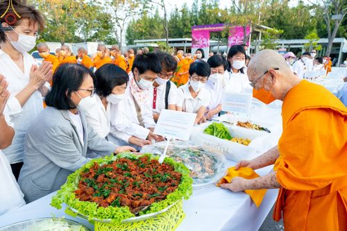 ภาพ No.69849:พิธีถวายภัตตาหารเป็นสังฆทาน แด่คณะพระธรรมยาตราฯ ในโครงการธรรมยาตราฯ ปีที่ 11 ณ อนุสรณ์สถานมหาวิหารพระมงคลเทพมุนี อ.สองพี่น้อง จ.สุพรรณบุรี วันที่ 7 มกราคม พ.ศ. 2566