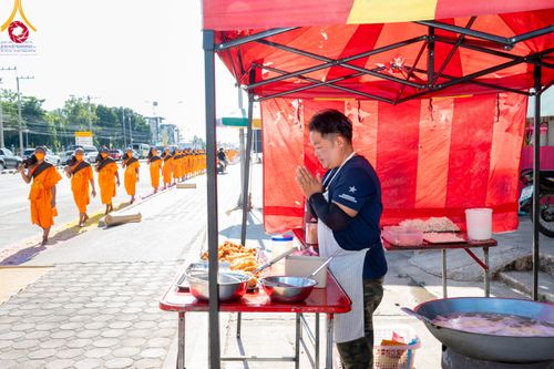 ภาพ No.106153:พิธีต้อนรับพระธรรมยาตรา ชุด 2 ในโครงการธรรมยาตรากตัญญูบูชา มหาปูชนียาจารย์  พระมงคลเทพมุนี(สด จนฺทสโร) พระผู้ปราบมาร  อนุสรณ์สถาน 7 แห่ง ปีที่ 12  วันที่ 3 มกราคม พ.ศ. 2567  ณ อนุสรณ์สถานโลตัสแลนด์ จ.สุพรรณบุรี