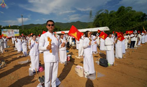 ภาพ No.331689:วันพุธที่ ๓ มิถุนายน พ.ศ.๒๕๖๙ พิธีทอดผ้าป่า ปฏิบัติธรรมกลั่นแผ่นดิน พิธีโปรยรัตนชาติ  และ พิธีตอกเสาเข็ม มงคลต้นแรก สถาปนา "องค์พระเจดีย์เพื่อสร้างสันติภาพโลก"  องค์แรก ครั้งแรกของลำปาง ประตูสู่ภาคเหนือ  ณ ศูนย์ปฏิบัติธรรมเถินเทิดธรรม อ.เถิน จ.ลำปาง