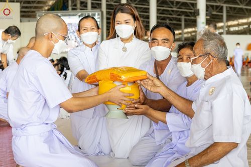 ภาพ No.63913:พิธีขอขมาและมอบผ้าไตรแด่นาคธรรมทายาท โครงการอุปสมบทบูชาธรรมมหาปูชนียาจารย์ วันอาทิตย์ที่ 20 พฤศจิกายน พ.ศ. 2565