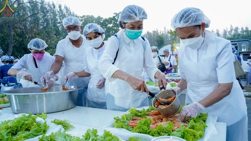 ภาพ No.71790:พิธีถวายภัตตาหารเป็นสังฆทาน แด่คณะพระธรรมยาตราฯ ในโครงการธรรมยาตรากตัญญูบูชา มหาปูชนียาจารย์ พระมงคลเทพมุนี(สด จนฺทสโร) พระผู้ปราบมาร อนุสรณ์สถาน 7 แห่ง ปีที่ 11 วันที่ 17 มกราคม พ.ศ. 2566