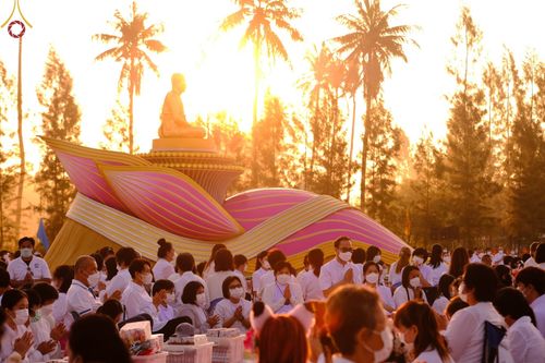 ภาพ No.70540:พิธีตักบาตรพระธรรมยาตราฯ ในโครงการธรรมยาตรากตัญญูบูชา มหาปูชนียาจารย์ พระมงคลเทพมุนี(สด จนฺทสโร) พระผู้ปราบมาร ปีที่ 11 ณ อนุสรณ์สถานลำดับที่ 2 สถานที่ตั้งมโนปณิธานบวชตลอดชีวิต อนุสรณ์สถานคลองบางนางแท่น อ.สามพราน จ.นครปฐม วันที่ 14 มกราคม พ.ศ. 2566