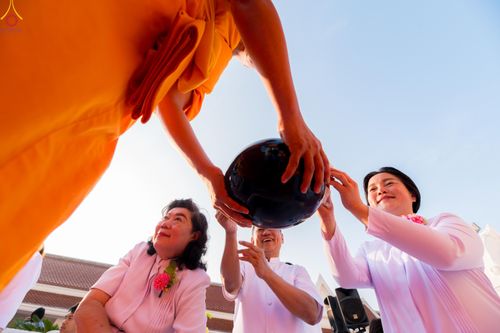 ภาพ No.297700:วันที่ 18 มกราคม พ.ศ. 2569 พิธีตักบาตรพระธรรมยาตรา ณ วัดโบสถ์บน ต.บางคูเวียง จ.นนทบุรี อนุสรณ์สถานลำดับที่ 4 สถานที่เกิดด้วยกายธรรม ในโครงการธรรมยาตรา กตัญญูบูชา มหาปูชนียาจารย์ พระมงคลเทพมุนี(สด จนฺทสโร) พระผู้ปราบมาร อนุสรณ์สถาน 7 แห่ง ปีที่ 14