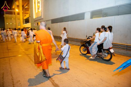 ภาพ No.324525:วันที่ 22 เมษายน พ.ศ.2569 (วันคุ้มครองโลก) บรรยากาศพระสังฆาธิการและสาธุชน การเดินทางกลับ งานถวายมหาสังฆทาน 40,000 กว่าวัดทั่วประเทศ วัดพระธรรมกาย