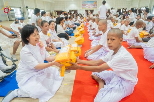 ภาพ No.318677:วันที่ 29 มีนาคม พ.ศ. 2569 พิธีเวียนประทักษิณ มอบผ้าไตร บรรพชาสามเณร  ณ ศูนย์อบรมเยาวชนกาญบุรี