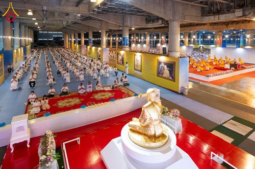 ภาพ No.286759:วันอาสาฬหบูชา วันพฤหัสบดีที่ 10 กรกฏาคม พ.ศ.2568  พิธีเวียนประทักษิณรอบพระมหาธรรมกายเจดีย์ , พิธีฉลองชัยสวดมนต์บทธัมมจักกัปปวัตตนสูตร ครบ 7,520,000,000 จบ ณ มหารัตนวิหารคด วัดพระธรรมกาย