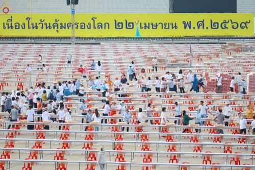 ภาพ No.322580:วันที่ 17 เมษายน พ.ศ.2569 การเรียงกล่องไทยธรรม เรียงน้ำดื่ม เรียงร่ม ณ ลานธรรมพระมหาธรรมกายเจดีย์ เพื่องานถวายมหาสังฆทาน 40,000 กว่าวัดทั่วประเทศ วันคุ้มครองโลก 22 เมษายน พ.ศ.2569 วัดพระธรรมกาย