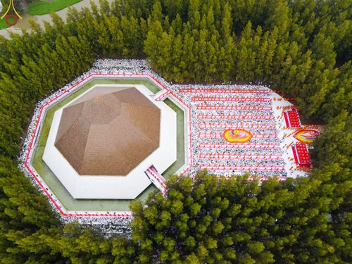 ภาพ No.69602:พิธีตักบาตรพระธรรมยาตราฯ ในโครงการธรรมยาตรากตัญญูบูชา มหาปูชนียาจารย์ พระมงคลเทพมุนี(สด จนฺทสโร) พระผู้ปราบมาร ปีที่ 11 ณ อนุสรณ์สถานลำดับที่ 1 สถานที่เกิดด้วยรูปกายเนื้อ อนุสรณ์สถานมหาวิหารพระมงคลเทพมุนี อ.สองพี่น้อง จ.สุพรรณบุรี