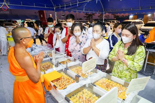 ภาพ No.74620:พิธีถวายภัตตาหารเป็นสังฆทาน แด่คณะพระธรรมยาตราฯ ในโครงการธรรมยาตรากตัญญูบูชา มหาปูชนียาจารย์ พระมงคลเทพมุนี(สด จนฺทสโร) พระผู้ปราบมาร อนุสรณ์สถาน 7 แห่ง ปีที่ 11 วันที่ 28 มกราคม พ.ศ. 2566