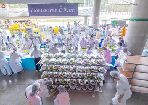 ภาพ No.323721:วันที่ 22 เมษายน พ.ศ.2569(วันคุ้มครองโลก) งานถวายมหาสังฆทาน 40,000 กว่าวัดทั่วประเทศ คณะสงฆ์ฉันภัตตาหารเพล