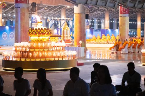 ภาพ No.280385:วันที่ 31 ธันวาคม พ.ศ.2568 -วันที่ 1 มกราคม พ.ศ.2569 พิธีฉลองชัยสวดมนต์บทธัมมจักกับปปวัตนสูตร ครบ 8,000,000,000 จบ , พิธีสวดมนต์ข้ามปี ณ วัดพระธรรมกาย