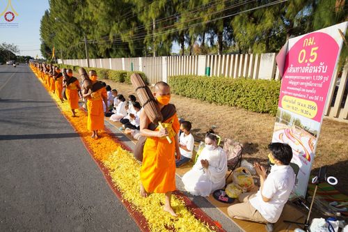 ภาพ No.70688:พิธีต้อนรับพระธรรมยาตรา ในโครงการธรรมยาตรากตัญญูบูชา มหาปูชนียาจารย์ พระมงคลเทพมุนี(สด จนฺทสโร) พระผู้ปราบมาร อนุสรณ์สถาน 7 แห่ง ปีที่ 11 วันที่ 14 มกราคม พ.ศ. 2566 ณ อนุสรณ์สถานลำดับที่ 3 สถานที่เกิดในเพศสมณะ วัดสองพี่น้อง อ.สองพี่น้อง จ.สุพรรณบุรี
