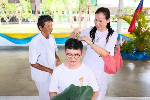 ภาพ No.338288:วันอาทิตย์ที่ 5 กรกฎาคม พศ.2569 พิธีตัดปอยผมธรรมทายาทนานาชาติ IDOP รุ่นที่ 21 จากประเทศจีน มาเลเซีย สิงคโปร์ และไต้หวัน ณ โถงช้าง วัดพระธรรมกาย
