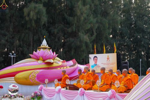 ภาพ No.69461:พิธีจุดประทีปถวายเป็นพุทธบูชา และบูชาธรรมมหาปูชนียาจารย์ ในโครงการธรรมยาตรากตัญญูบูชา มหาปูชนียาจารย์ พระมงคลเทพมุนี(สด จนฺทสโร) พระผู้ปราบมาร ปีที่ 11 ณ อนุสรณ์สถานมหาวิหารพระมงคลเทพมุนี อ.สองพี่น้อง จ.สุพรรณบุรี