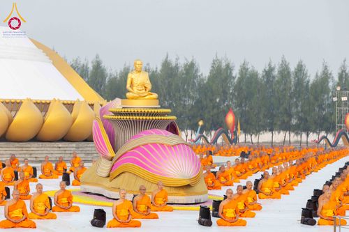ภาพ No.299791:วันที่ 19 มกราคม พ.ศ.2569 พระธรรมยาตราปฏิบัติธรรมและถ่ายภาพหมู่ประวัติศาสตร์ ณ อนุสรณ์สถานลำดับที่ 5 สถานที่เผยแผ่วิชชาธรรมกายครั้งแรก  อนุสรณ์สถานบางปลาวัดบางปลา อ.บางเลน จ.นครปฐม ในโครงการธรรมยาตรา กตัญญูบูชา มหาปูชนียาจารย์ พระมงคลเทพมุนี(สด จนฺทสโร) 