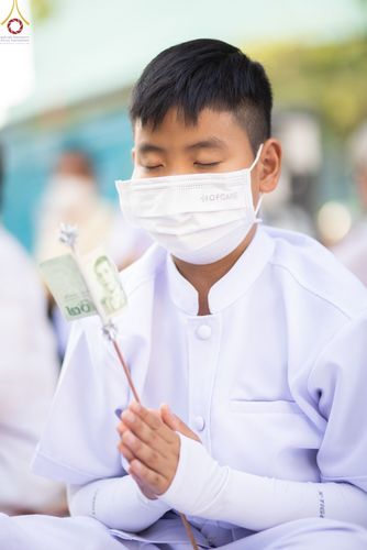 ภาพ No.73402:พิธีจุดประทีปถวายเป็นพุทธบูชา และบูชาธรรมมหาปูชนียาจารย์ ในโครงการธรรมยาตรากตัญญูบูชา มหาปูชนียาจารย์ พระมงคลเทพมุนี(สด จนฺทสโร) พระผู้ปราบมาร ปีที่ 11 ณ อนุสรณ์สถานลำดับที่ 4 สถานที่เกิดด้วยกายธรรม วัดโบสถ์ (บน) บางคูเวียง อ.บางกรวย จ.นนทบุรี วันที่ 21 