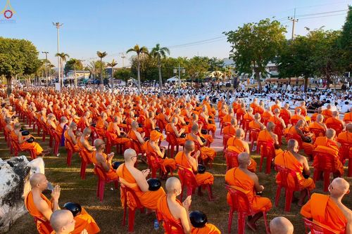 ภาพ No.284166:วันเสาร์ที่ 20 ธันวาคม พ.ศ.2568  พิธีตักบาตรพระ 10,000 รูป เนื่องในโอกาส 194 ปี จังหวัดกาญจนบุรี และอุทิศส่วนกุศลให้แด่บรรพชนทั้งหลาย บริเวณถนนสองแคว (Skywalk) เมืองกาญจนบุรี