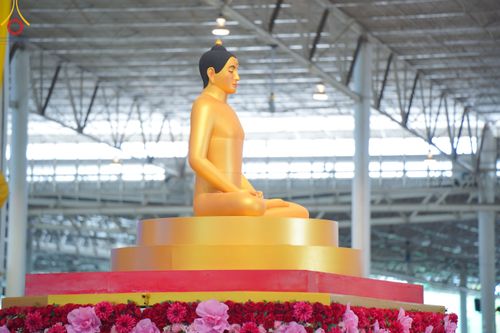 ภาพ No.83648:พิธีวางแผ่นจารึกชื่อและพิธีวางพวงมาลัยสักการะพระประธาน วันอาทิตย์ที่ 16 กรกฎาคม พ.ศ. 2566 ณ รัตนบัลลังก์ สภาธรรมกายสากล วัดพระธรรมกาย