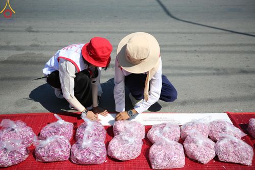 ภาพ No.105845:V.2 ทุ่มเท การเตรียมงาน เก็บงาน การรับบุญของเจ้าหน้าที่หน่วยงานต่างๆ เพื่อโครงการธรรมยาตรา กตัญญูบูชามหาปูชนียาจารย์ พระมงคลเทพมุนี (สด จนฺทสโร) พระผู้ปราบมาร อนุสรณ์สถาน 7 แห่ง ปีที่ 12 ระหว่างวันที่ 2 - 31 มกราคม พ.ศ.2567