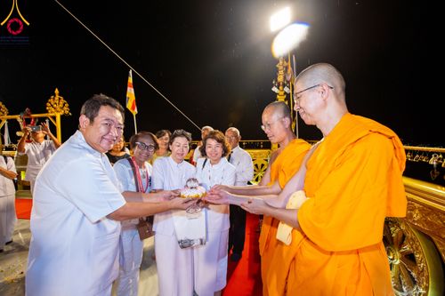 ภาพ No.90522:พิธีอัญเชิญพระบรมสารีริกธาตุประดิษฐาน ณ เจดีย์ศรีสองรัก วัดเก่าเขาน้อย อ.ปากน้ำปราณ จ.ประจวบคีรีขันธ์ วันที่ 3 ตุลาคม พ. ศ. 2566