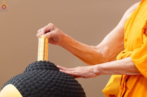 ภาพ No.84740:พิธีบรรจุพระบรมสารีริกธาตุภายในเกตุดอกบัวตูม องค์พระประธาน ณ ห้องแก้วสารพัดนึก 2 วัดพระธรรมกาย ในวันอาสาฬหบูชา อังคารที่ 1 สิงหาคม พ.ศ.2566