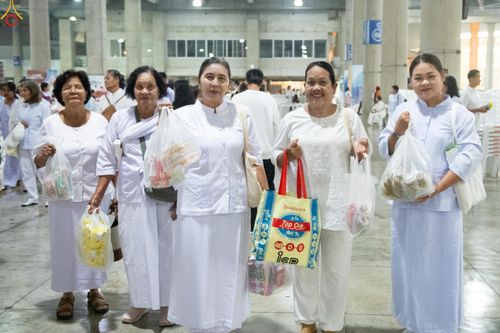 ภาพ No.279693:วันที่ 1 มกราคม พ.ศ.2569 พิธีตักบาตรในวันขึ้นปีใหม่ ณ ลานธรรม วัดพระธรรมกาย