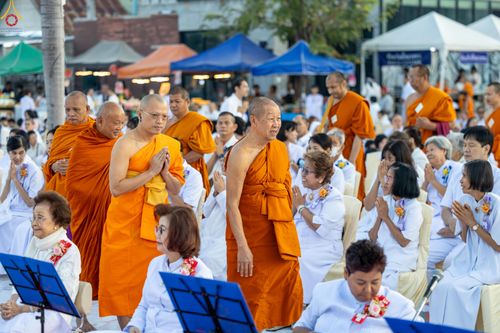 ภาพ No.282612:วันเสาร์ที่ 20 ธันวาคม พ.ศ.2568 พิธีตักบาตรพระ 10,000 รูป (ชุด 2) เนื่องในโอกาส 194 ปี จังหวัดกาญจนบุรี และอุทิศส่วนกุศลให้แด่บรรพชนทั้งหลาย บริเวณถนนสองแคว (Skywalk) เมืองกาญจนบุรี