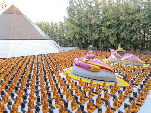 ภาพ No.288442:วันที่ 4 มกราคม พ.ศ. 2569 พระธรรมยาตราปฏิบัติธรรม และถ่ายภาพหมู่ประวัติศาสตร์ ในโครงการธรรมยาตรา กตัญญูบูชา มหาปูชนียาจารย์ พระมงคลเทพมุนี(สด จนฺทสโร) พระผู้ปราบมาร อนุสรณ์สถาน 7 แห่ง ปีที่ 14 ณ อนุสรณ์สถานมหาวิหารพระมงคลเทพมุนี (โลตัสแลนด์) อ.สองพี่น้อง