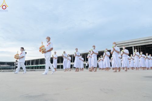 ภาพ No.84058:พิธีเวียนประทักษิณ พิธีวันทาเจดีย์ พิธีขอขมา และมอบผ้าไตร  ในโครงการบรรพชาอุปสมบทหมู่ธรรมทายาทรุ่นเข้าพรรษา และโครงการบรรพชาสามเณรโรงเรียนนานาชาติ รุ่นที่12 ในวันเสาร์ที่ 22 กรกฎาคม พ.ศ. 2566