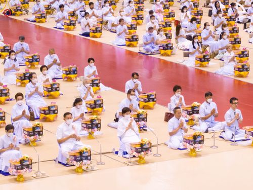 ภาพ No.84446:พิธีถวายผ้าอาบน้ำฝนและประทีปโคมไฟ ในวันอาสาฬหบูชา ณ ห้องแก้วสารพัดนึก 1 วัดพระธรรมกาย วันอังคารที่ 1 สิงหาคม พ.ศ. 2566