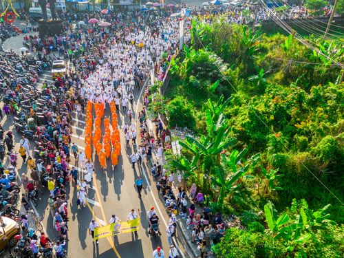 ภาพ No.81949:พิธีจุดวิสาขประทีป 22,000 ดวงและโคมลอย 3,000 ดวง ( Festival  lampion Vesak Indonesia) ณ มหาเจดียบรมพุทโธ อินโดนีเซีย  วันอาทิตย์ที่ 4 มิ.ย. พ.ศ.2566