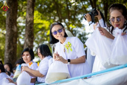 ภาพ No.285853:วันพุธที่ 10 ธันวาคม พ.ศ.2568  พิธีตอกเสาเข็มมงคลต้นสุดท้าย รองรับองค์พระเจดีย์เพื่อสร้างสันติภาพโลก ณ ศูนย์ปฏิบัติธรรมและศูนย์อบรมเยาวชน ชัยนาท