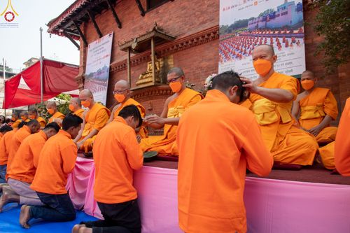 ภาพ No.77572:พิธีตัดปอยผมและปลงผมนาคธรรมทายาท ในโครงการบรรพชาสามเณรหมู่ ประเทศเนปาล วันที่ 11 มีนาคม พ.ศ.2566