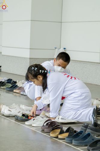 ภาพ No.84424:พิธีถวายผ้าอาบน้ำฝนและประทีปโคมไฟ ในวันอาสาฬหบูชา ณ ห้องแก้วสารพัดนึก 1 วัดพระธรรมกาย วันอังคารที่ 1 สิงหาคม พ.ศ. 2566