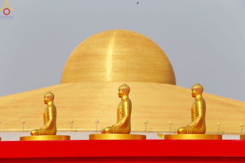 ภาพ No.79062:พิธีอัญเชิญองค์พระบรมพุทธเจ้า 24 องค์ เวียนประทักษิณรอบพระมหาธรรมกายเจดีย์ ณ วัดพระธรรมกาย  วันที่ 2 เมษายน พ.ศ. 2566