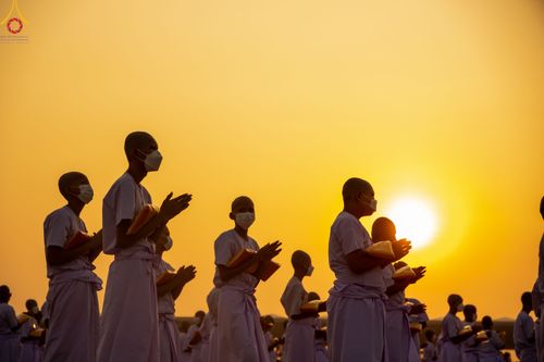 ภาพ No.79690:พิธีเวียนประทักษิณ ณ พระมหาธรรมกายเจดีย์ และพิธีวันทาเจดีย์ ในโครงการบรรพชาสามเณรฟื้นฟูพระพุทธศาสนาทั่วไทย วันเสาร์ที่ 8 เมษายน พ.ศ.2566