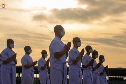 ภาพ No.84036:พิธีเวียนประทักษิณ พิธีวันทาเจดีย์ พิธีขอขมา และมอบผ้าไตร  ในโครงการบรรพชาอุปสมบทหมู่ธรรมทายาทรุ่นเข้าพรรษา และโครงการบรรพชาสามเณรโรงเรียนนานาชาติ รุ่นที่12 ในวันเสาร์ที่ 22 กรกฎาคม พ.ศ. 2566